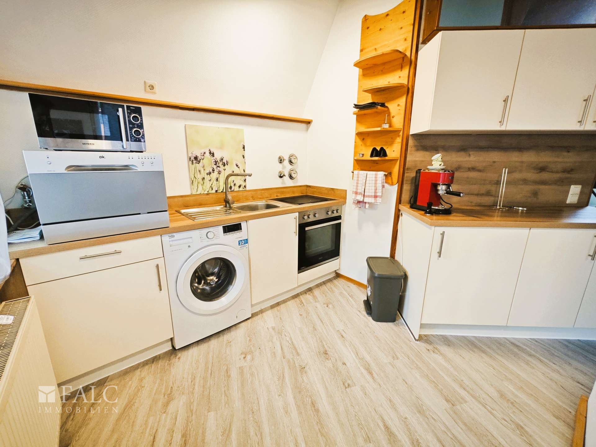 Voll ausgestattete Küche mit Tischspülmaschine